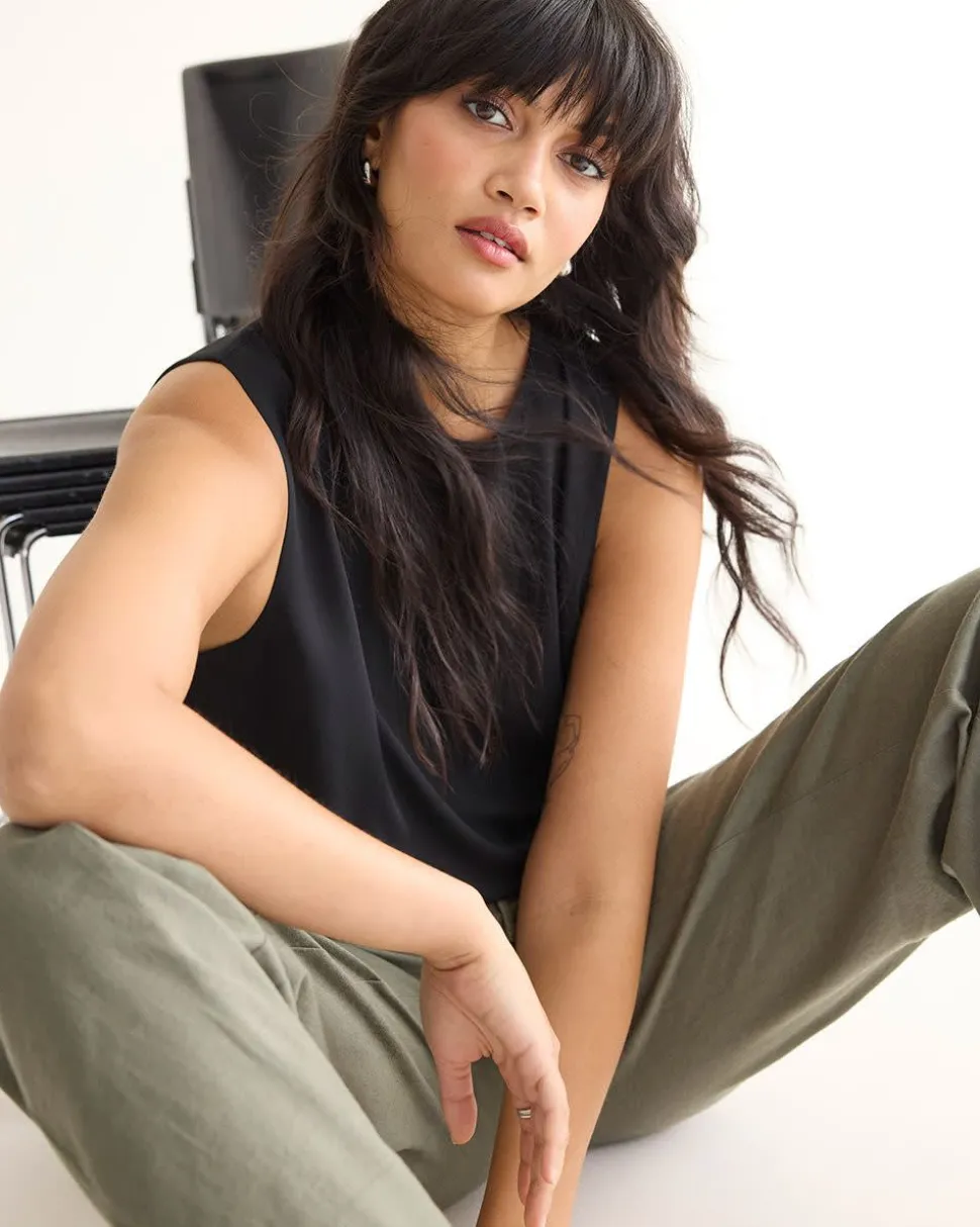 Sleeveless Crew Neck Blouse - R Essentials