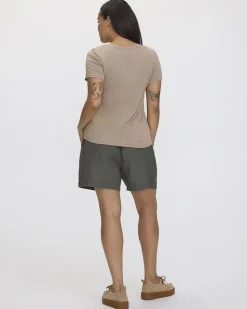 V-Neck T-Shirt - R Essentials