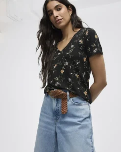 V-Neck T-Shirt - R Essentials