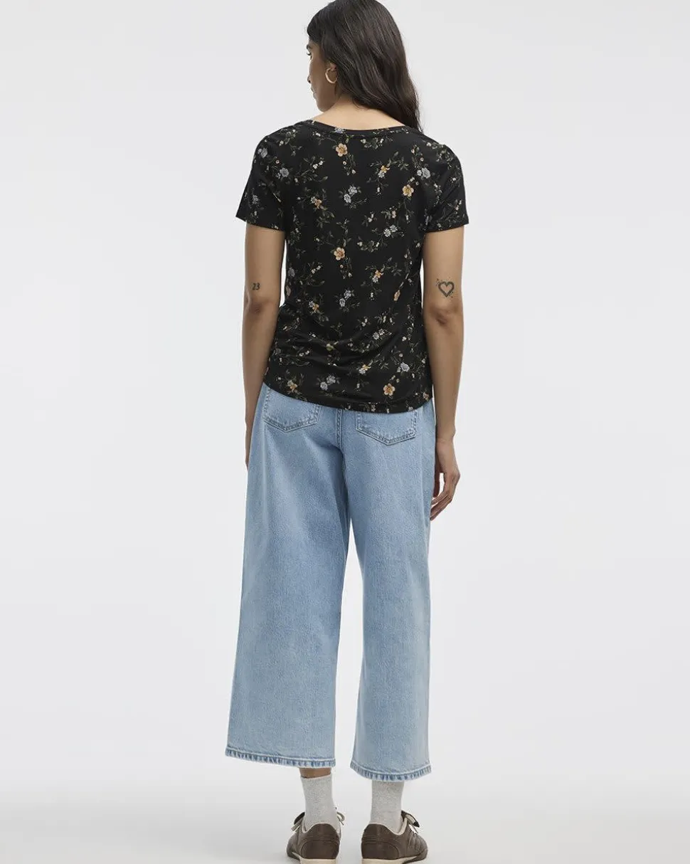 V-Neck T-Shirt - R Essentials