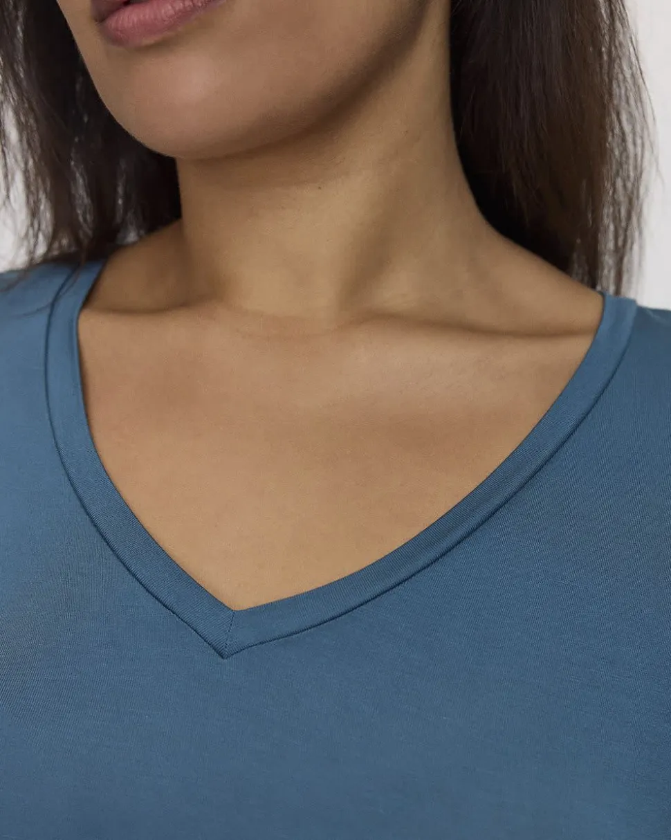 V-Neck T-Shirt - R Essentials