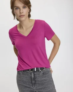 V-Neck T-Shirt - R Essentials