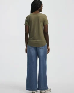 V-Neck T-Shirt - R Essentials