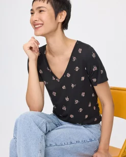 V-Neck T-Shirt - R Essentials