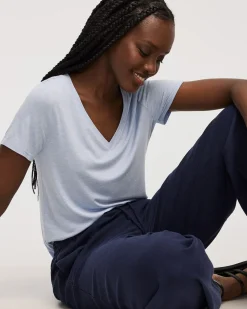 V-Neck T-Shirt - R Essentials