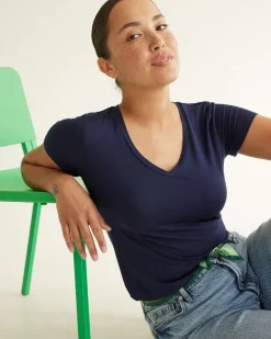 V-Neck T-Shirt - R Essentials